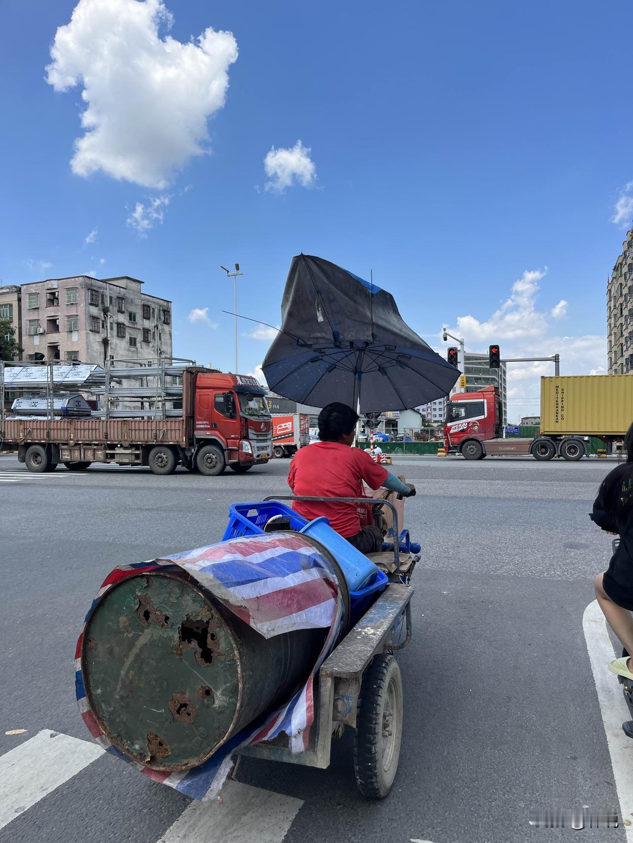 今天
我好心提醒这位阿姨
反而被她骂了

在等红绿灯的时候
我看到前面阿姨
骑三