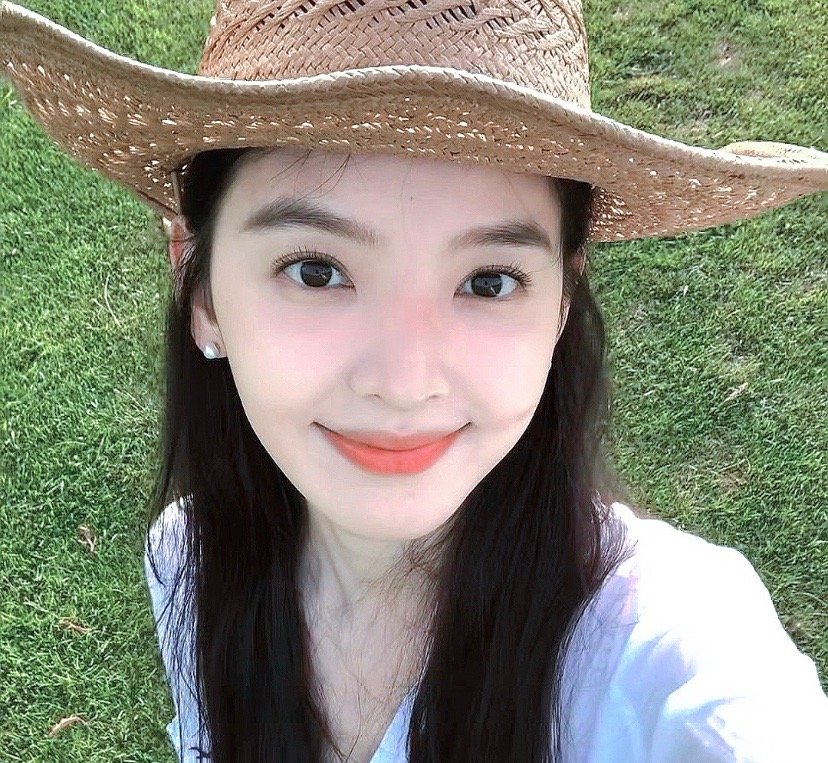 草帽、草地和明媚的笑，把夏天的松弛感都穿在了身上，连风都变得温柔起来🌿章若楠