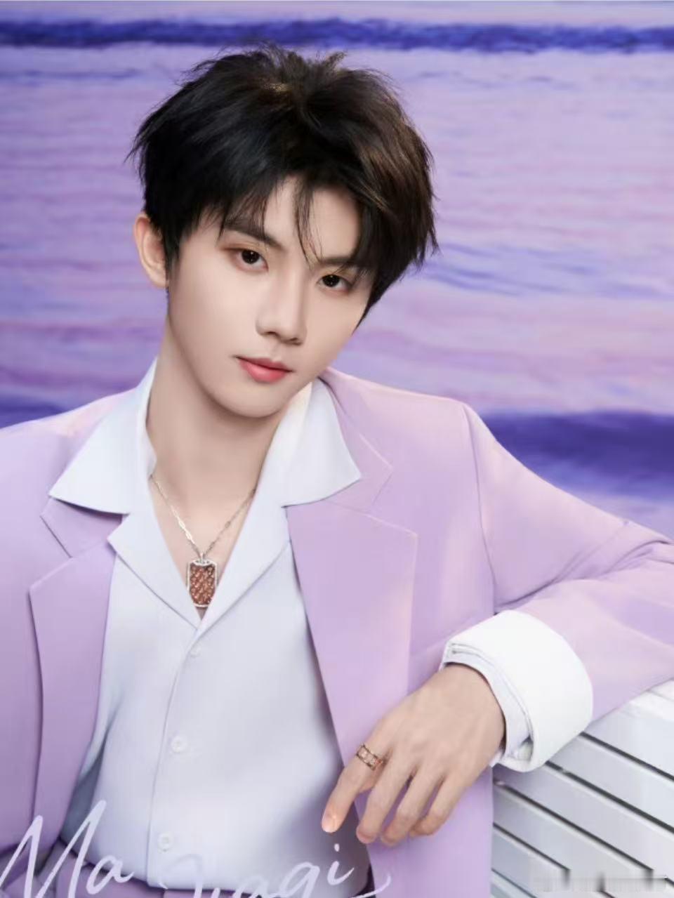 马嘉祺新剧杀青放烟花 《我们生活在南京》杀青庆祝时，马嘉祺的笑容和绚丽的烟花交相