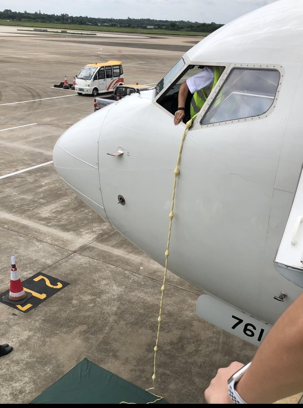 网上经常强调应急演练，航空公司也逃生演练也是一种，很重要。怎么感觉这么小的窗口还
