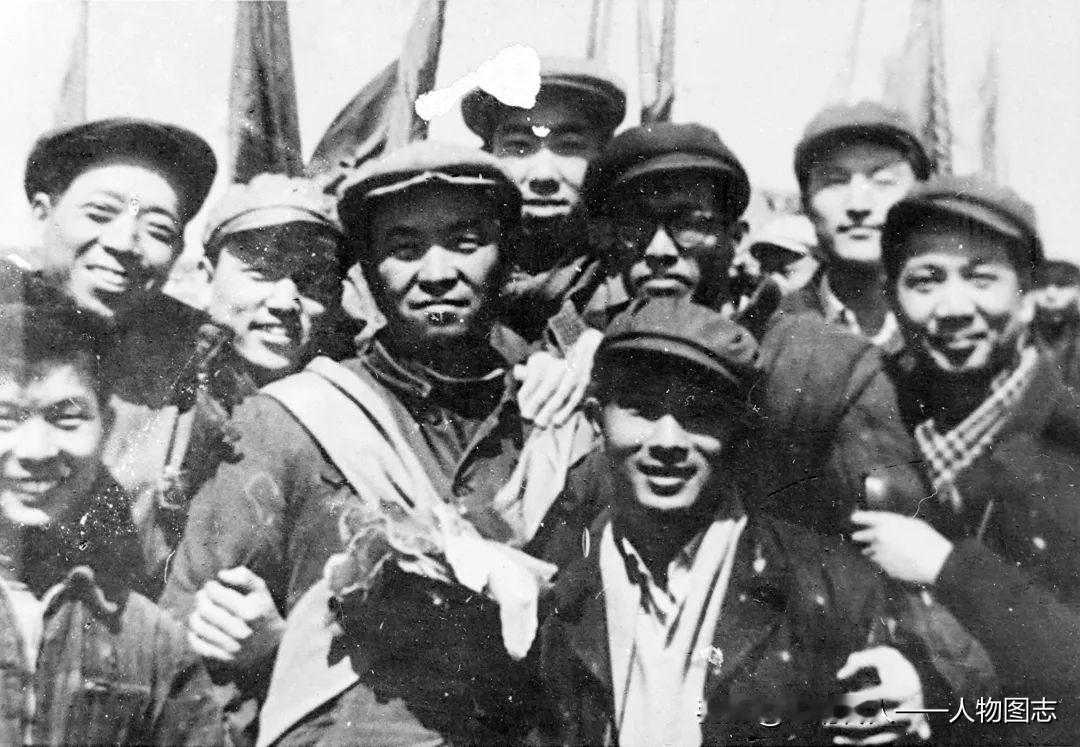 1966年，王进喜（二排右三）、张骏祥（二排右二）、天然（二排右一）、孙永平（前