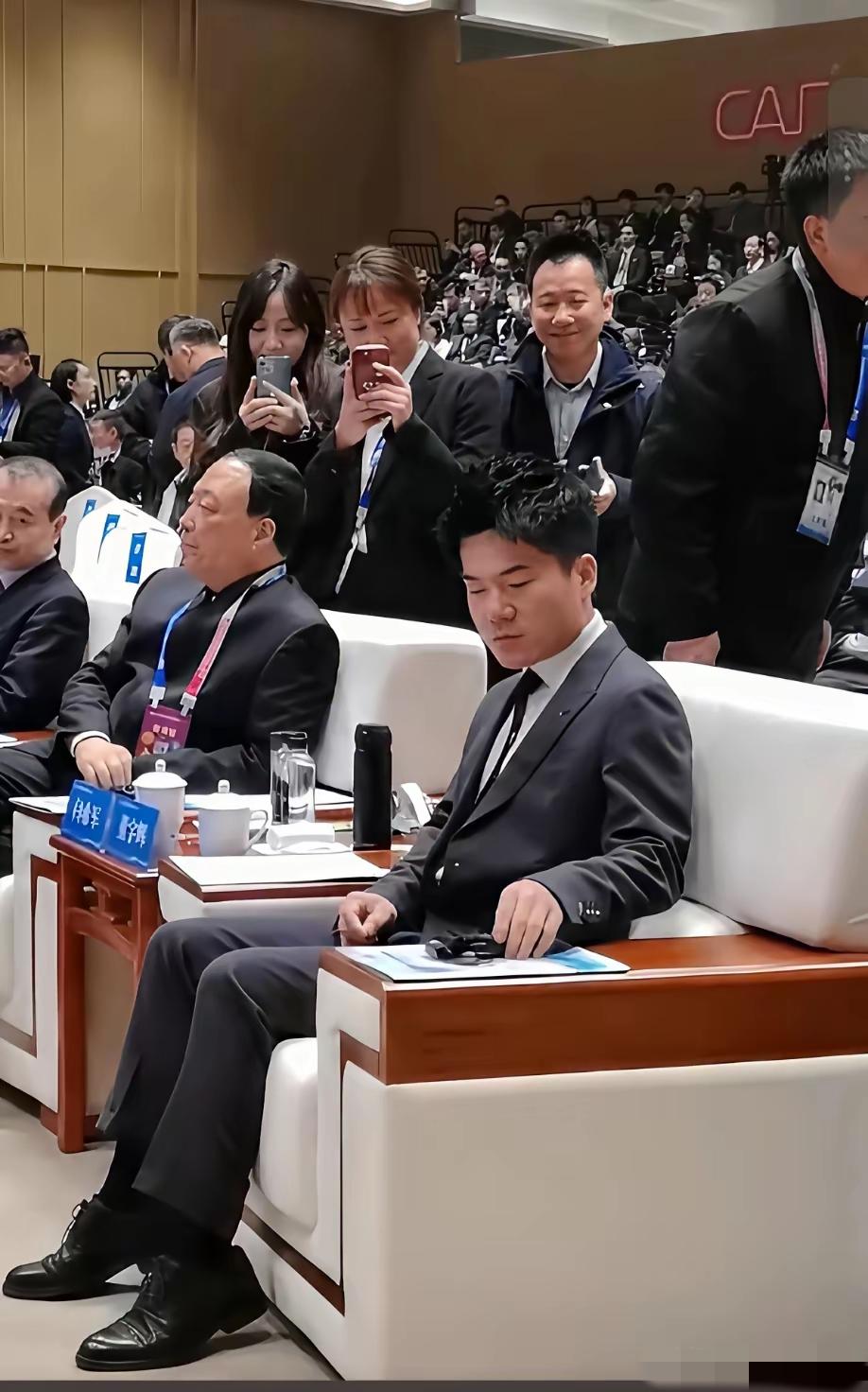 董宇辉给娘家人长脸了！杨凌农高会董宇辉成为座上嘉宾，跟省上的大领导共进出。

搞