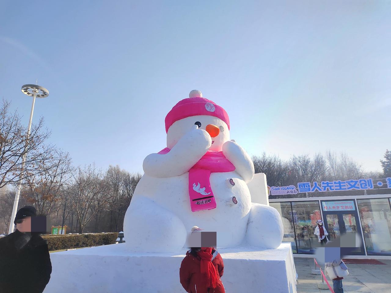 我发现，现在大家上班的积极性都不是很高！昨天坐地铁，旁边两个美女唠嗑，这个班真是