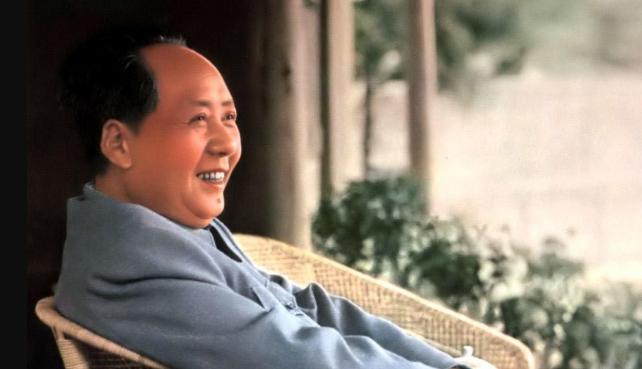 毛主席能得到人民敬仰，是因为搞个人崇拜？说这话都是别有用心之人，当翻开历史细节，