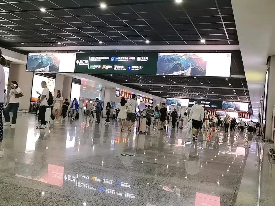 重庆北站分南广场和北广场，是有出站通道互通的，当然必须安检哦，才能通过！但👀有