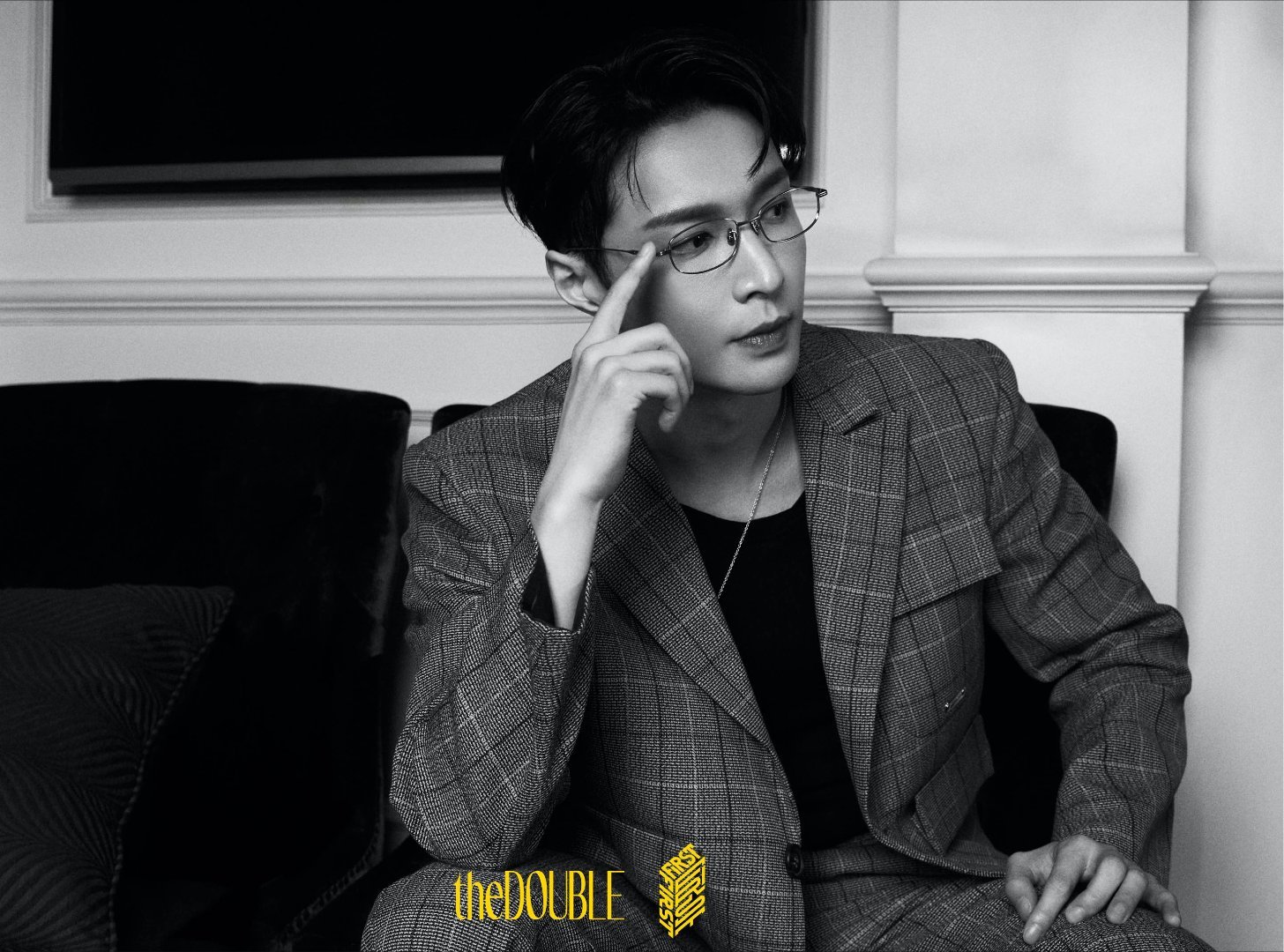 张艺兴电影感黑白大片黑白光影下，张艺兴以格纹西装塑造斯文精英感，金丝镜添雅痞气场