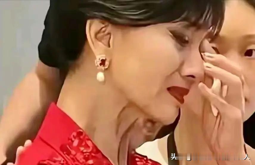 赵雅芝近日分享了自己的近况，很多人都觉得她拍戏积攒的财富足够几辈子花销，完全可以