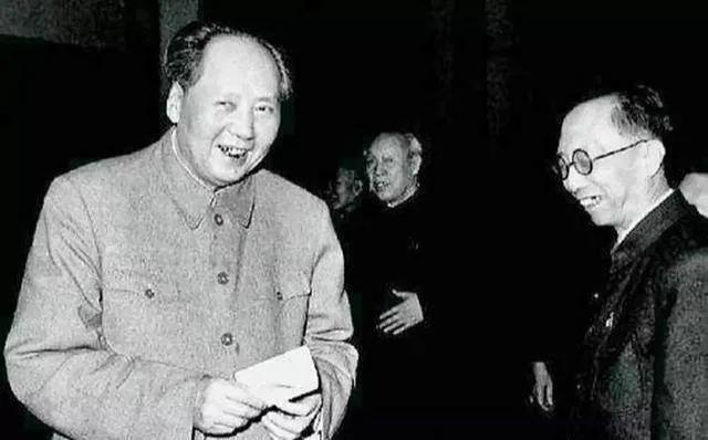 1962年，毛泽东设宴款待溥仪，称他为“大家的上司”。
1962年春节，开国元首