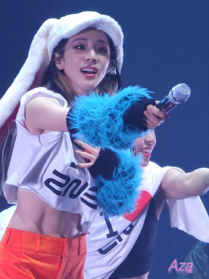 2NE1 演 唱 会 上 的 朴山多拉[哇]欧 尼 的 状 态 好 好 啊 ，又