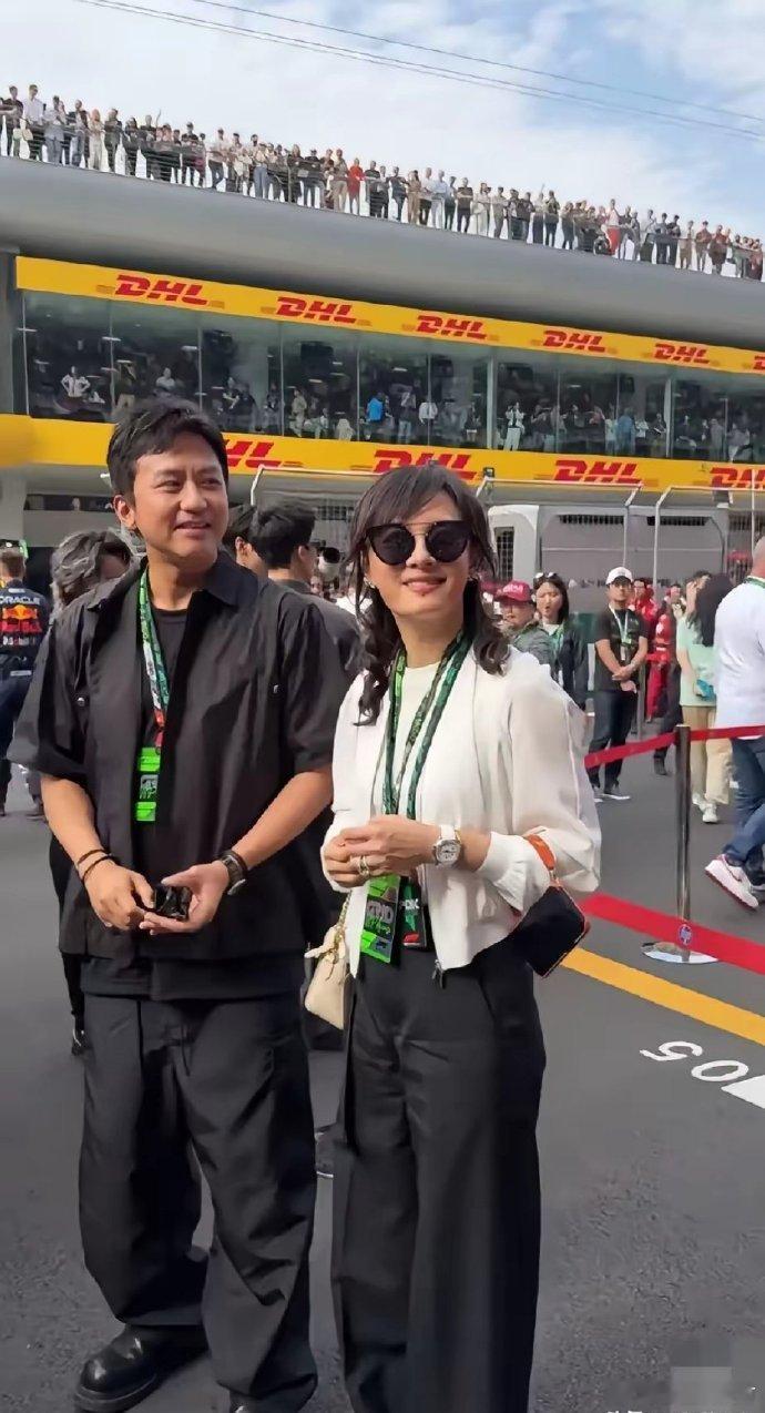 上海F1赛场偶遇孙俪邓超与范志毅，孙俪长发温婉，名表吸睛。二人稍显拘谨，范大将军
