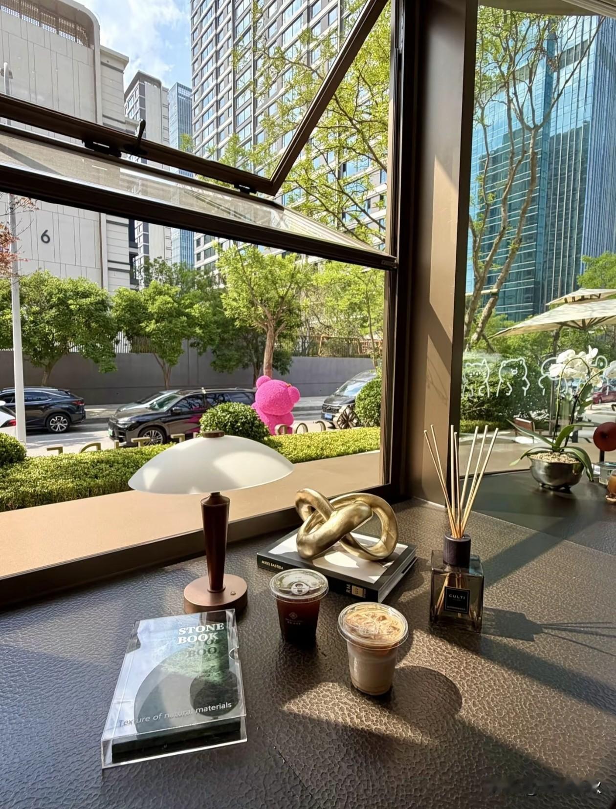 晨光落在桌角，万物如常。