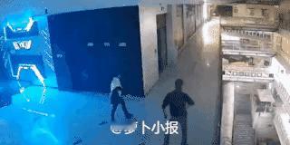 画面中的这个女子心意已决，连续两次自寻短见，多亏遇到了这个善良的人，硬是把她从鬼