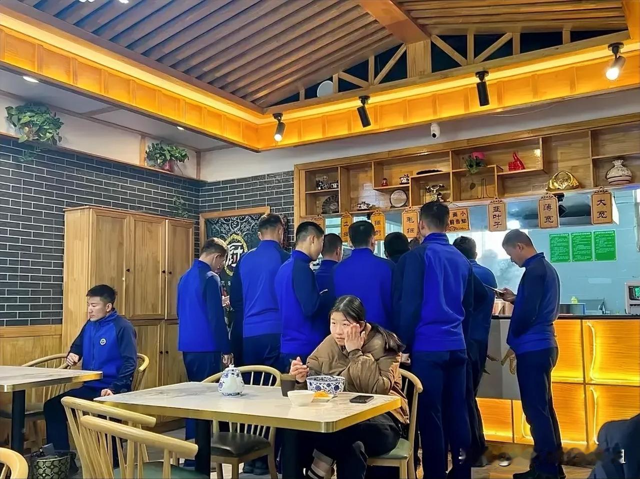 周一的快乐，早晨和老公去吃牛肉面，遇见了好多小鲜肉，太养眼了，比这个牛肉面更让人