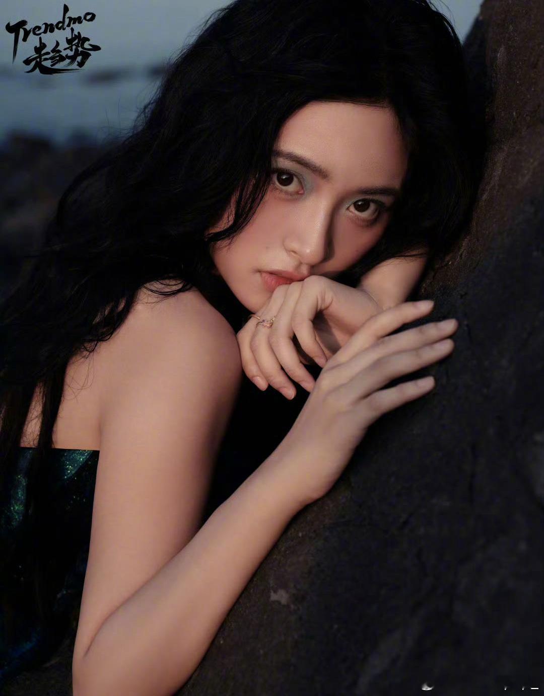 沈月[超话]  的美人鱼身份终于公布了！！！在趋势的镜头下，沈月以一套清新脱俗的