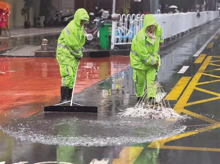 【兰州城管环卫全力应对降雨天气】连日来，我市持续出现降雨天气。降雨发生后，兰州市