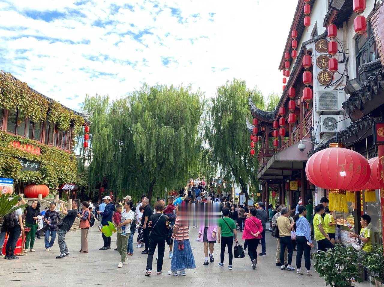 七宝老街好像重新装饰过了，人气挺旺的[赞]
不过总觉得有些东西越来越“据”，味道