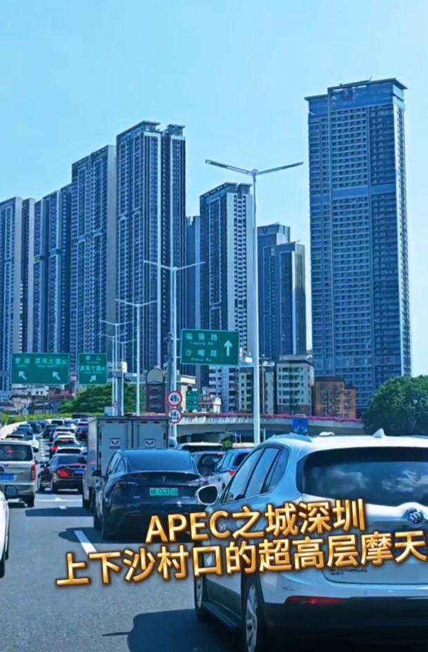 很难想象深圳这片超高层摩天楼林立的城区，在几年前还是密密麻麻的城中村住宅。这里是