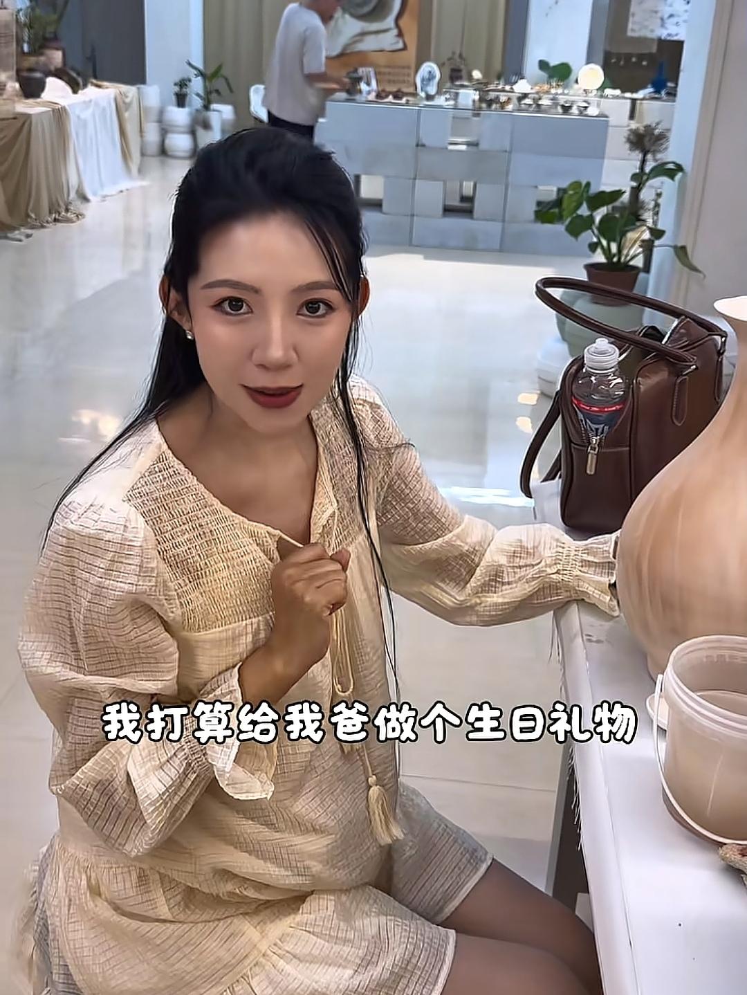 一直关注麦小登相关账号，不难发现，她的团队运营模式和很多自媒体不一样，走的是多账