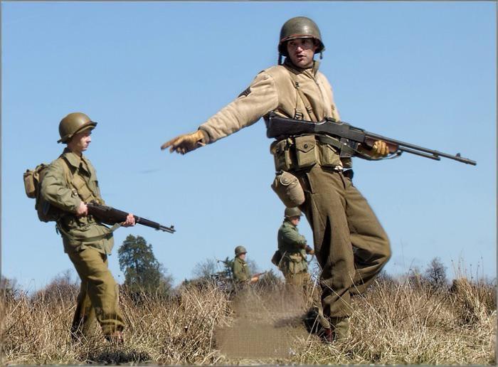 下图很有二战美剧《兄弟连》的感觉啊！大神们说说，这到底是真实历史照片还是军迷重演