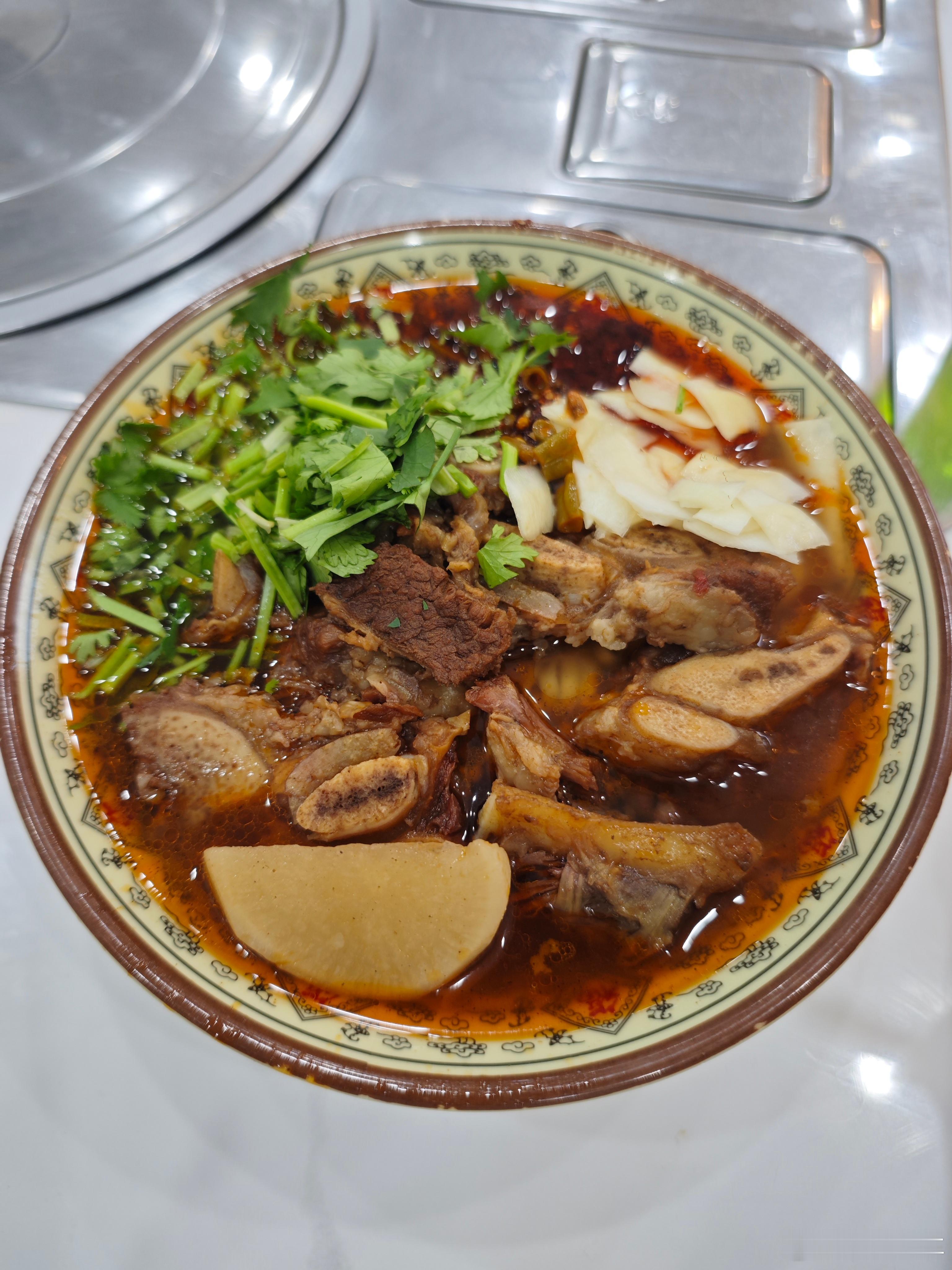 每次来剪头的时候 正好都会来一碗牛骨头面 一碗18 量大味道好 我特别喜欢吃面食
