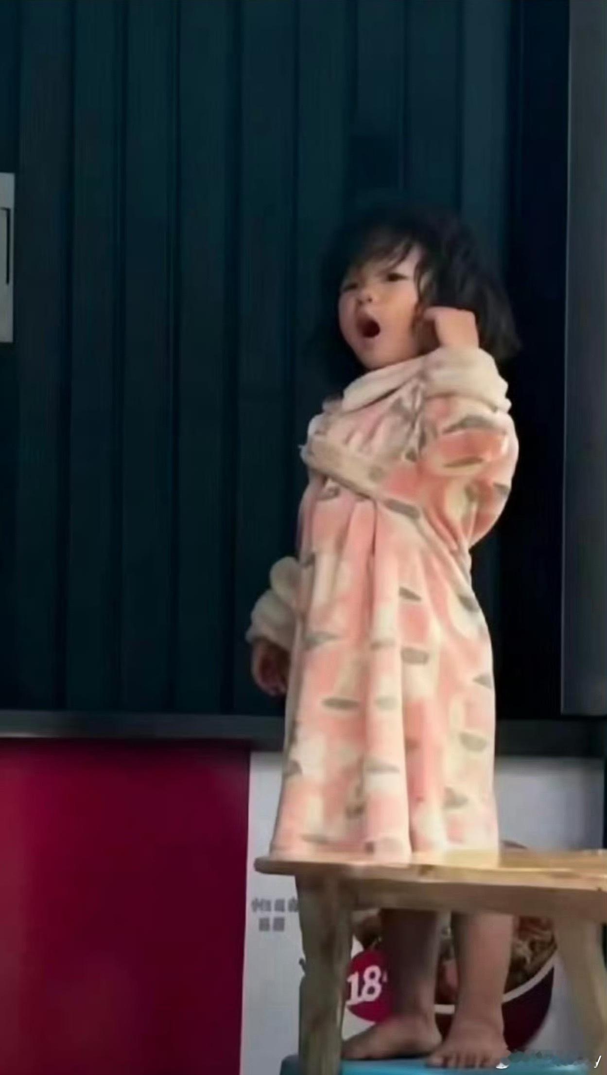 据说这孩子名叫乐乐，这不是穿衣服了[并不简单]有消息称乐乐父母为了让孩子回归大自