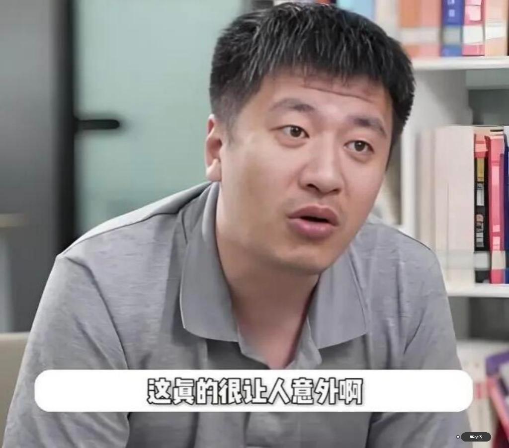 从他最近的样子就能看出来，他已经很憔悴了
他41岁，你能看出
他的前额和头顶的白