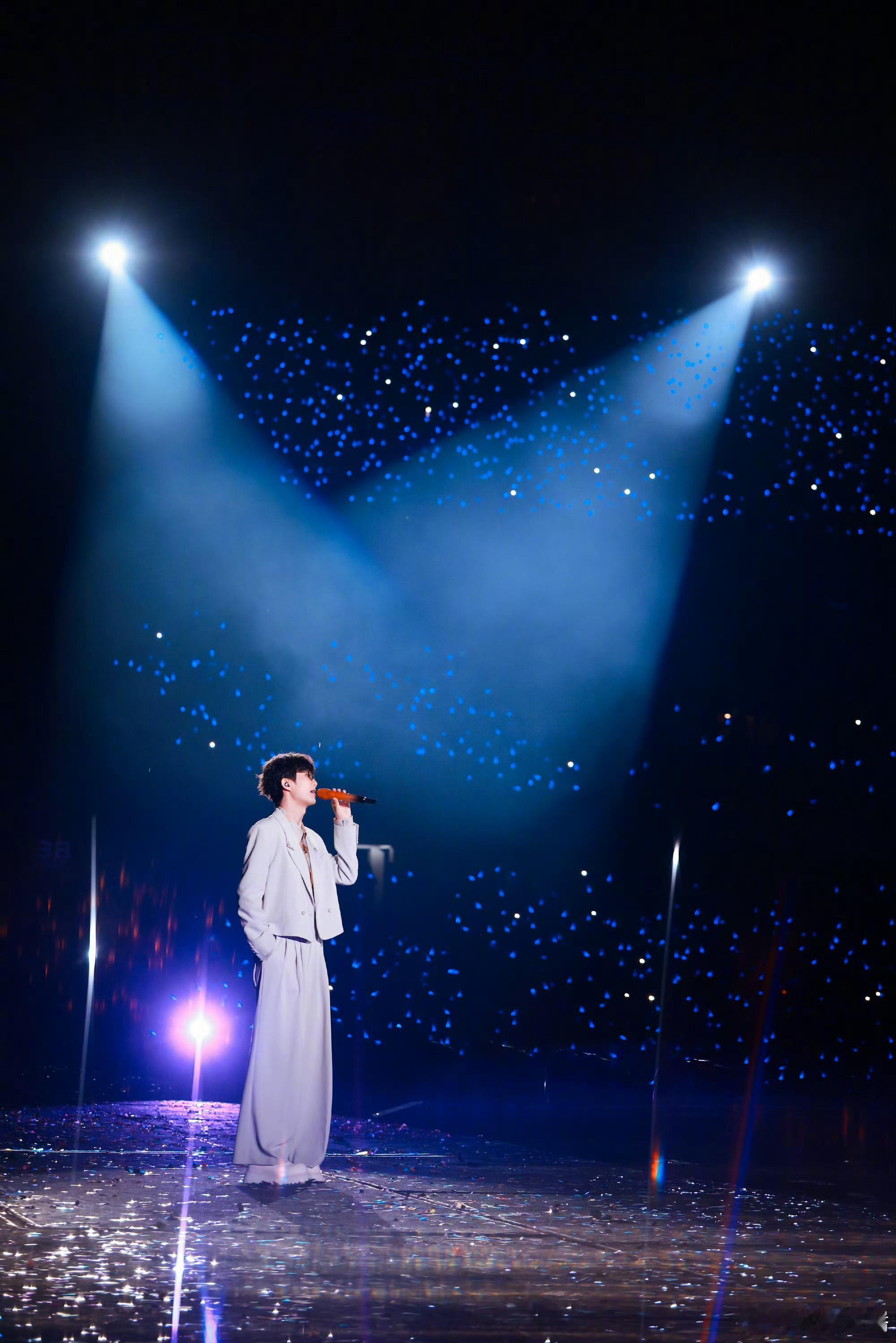 许嵩把剧院搬到了演唱会许嵩演唱会又诞生封神名场面，《胡萝卜须》直接上演剧院级大秀