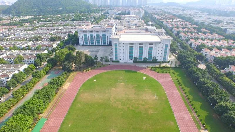 大家发现没有，许多教师到了老年也没有评上副高职称，而学校领导甚至不到中年就评上副