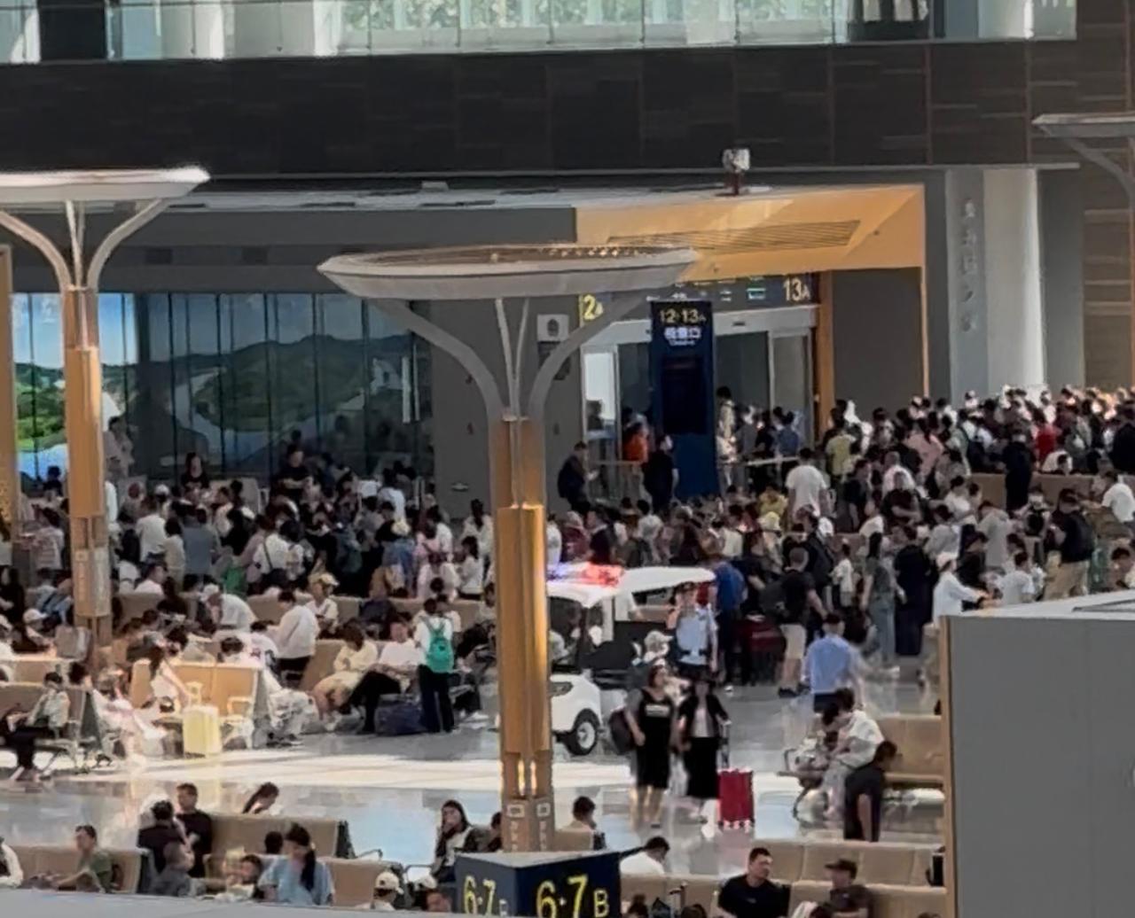 尽管已至暑运末期，出行游客的热情却丝毫不减。8月18日，小编在北京朝阳高铁站看到