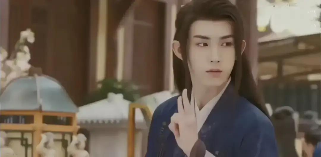 看到郭俊辰这张脸，我恍惚了一下。
 
十年了，还是不由自主地想起了《太子妃升职记