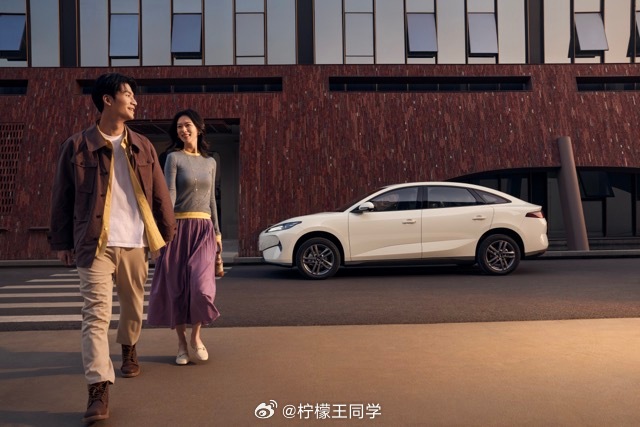 最近国内油价飙升，都快接近10元/升了，加油难免会肉疼。这时候新能源的优势就体现