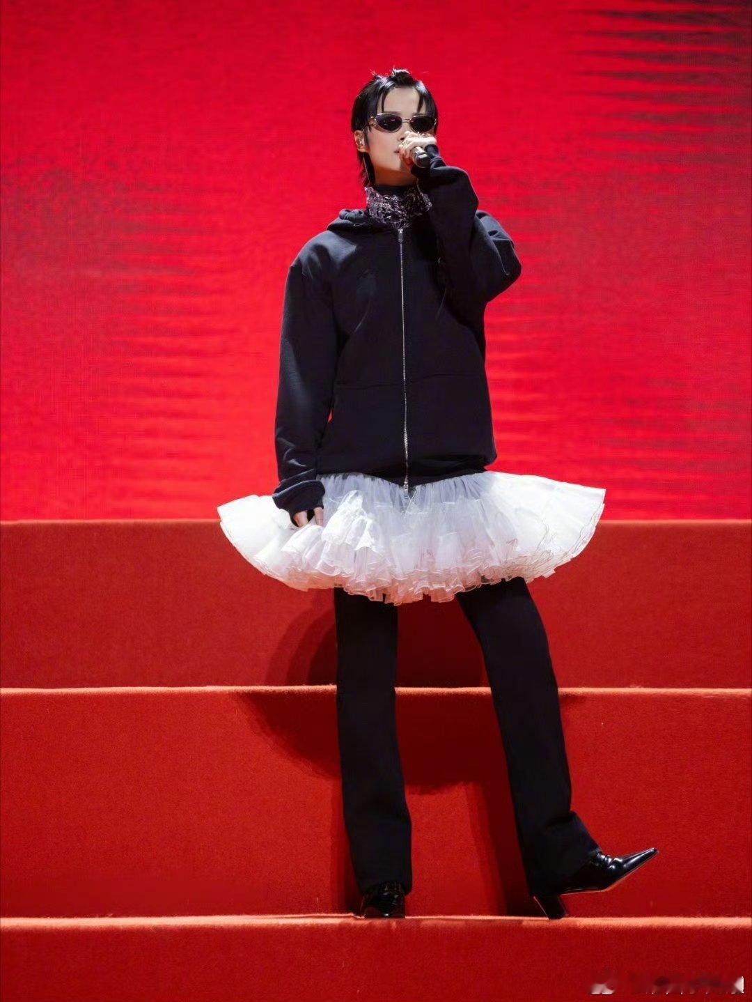 李宇春周笔畅20年后再同台合唱 哇哇哇时隔20年年后再同台，真的有一种爷青回的感