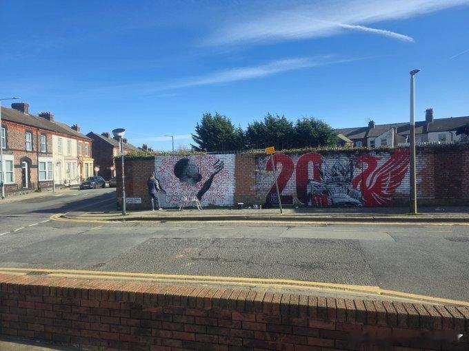 霍丁街上正在绘制新的萨拉赫街头壁画 