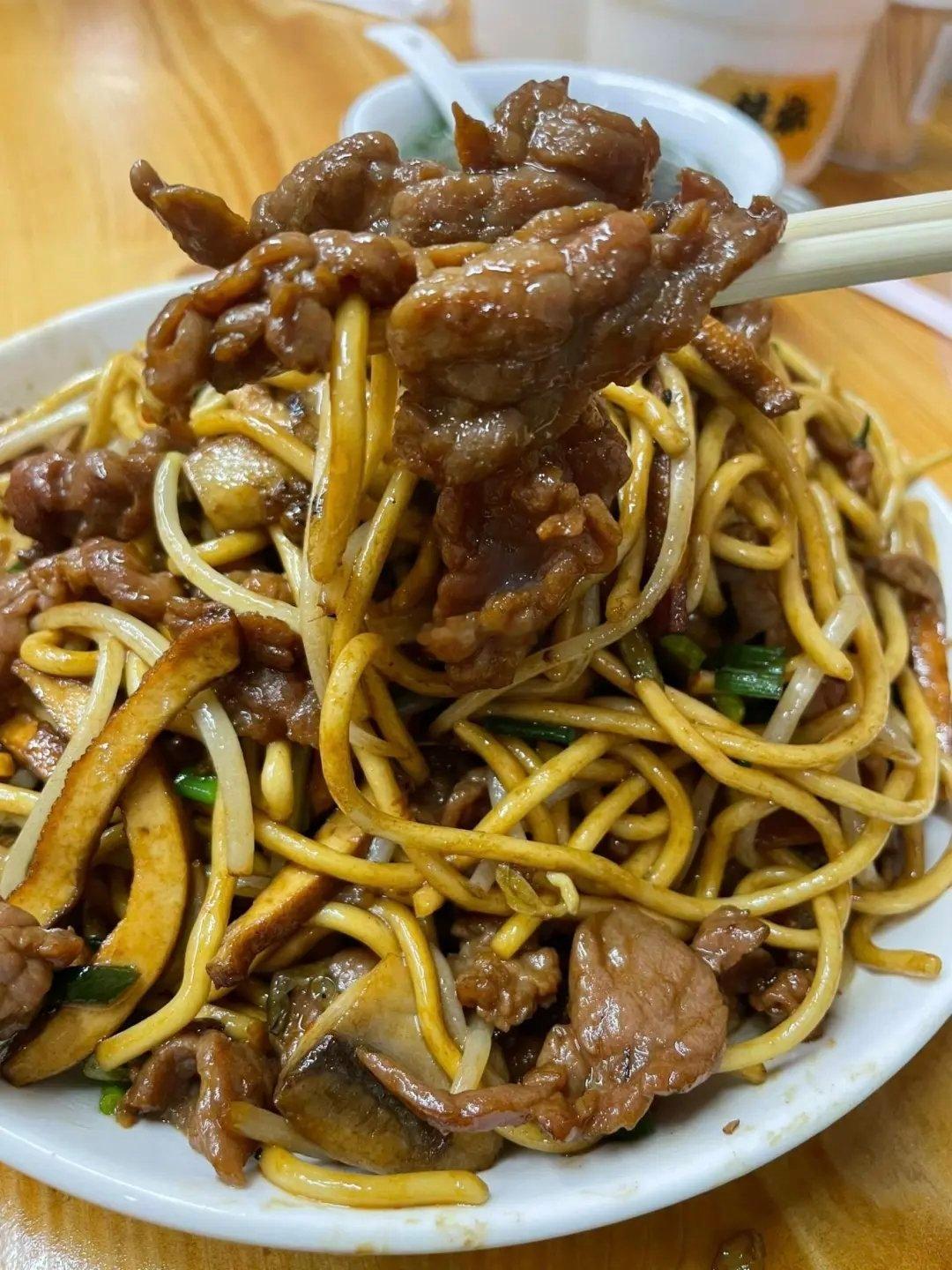 绍兴马弄的这家叫枫味面馆的，说是绍兴给肉量最多的一家面馆。[笑cry] ​​​