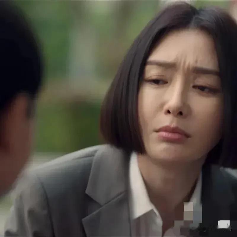 离开美颜秦岚也尴尬了！女演员的年龄不是秘密，荧幕上真实呈现原生的模样。平时看到的