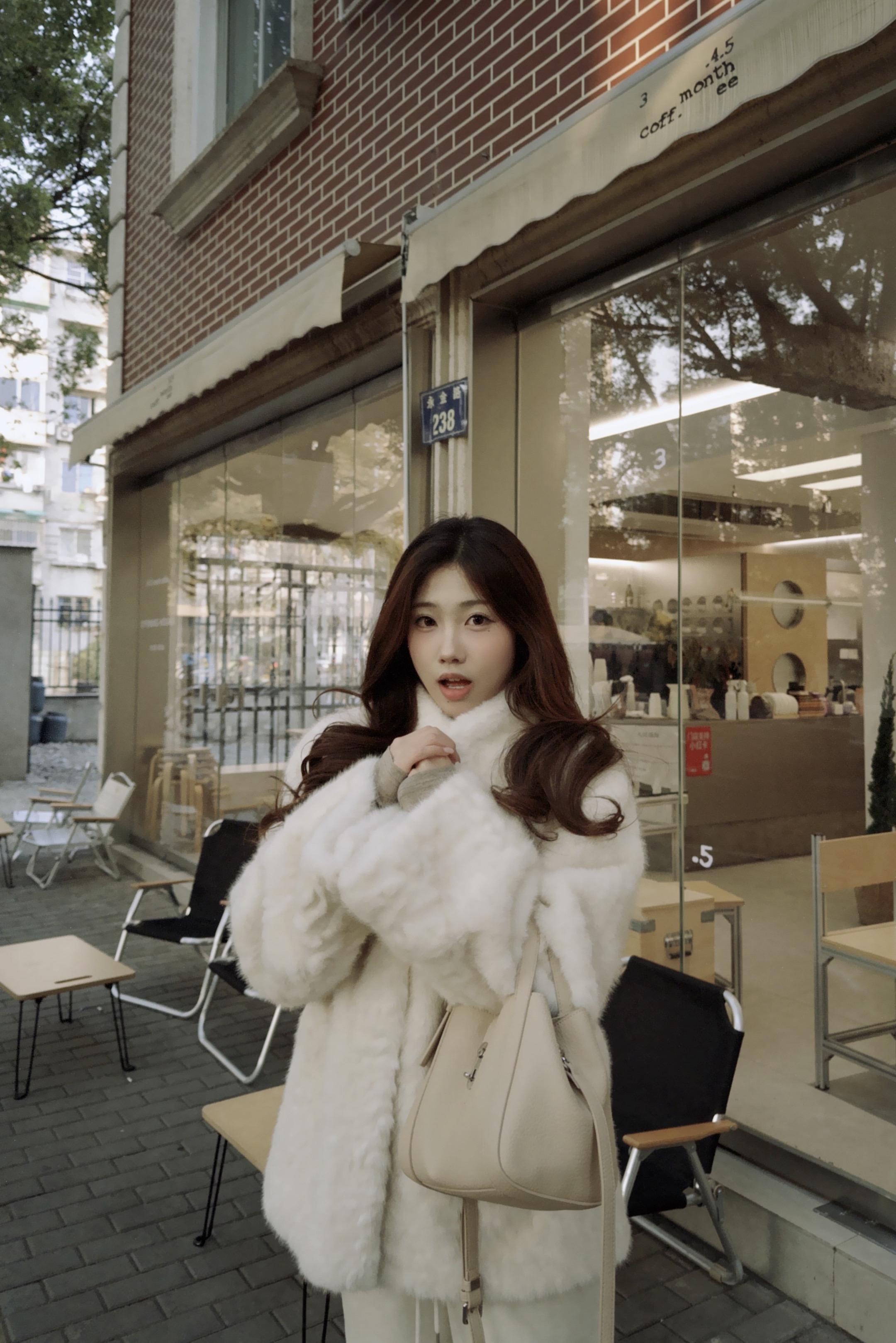 我是个想一出是一出的人  但是有人愿意陪我 我就会觉得很幸福