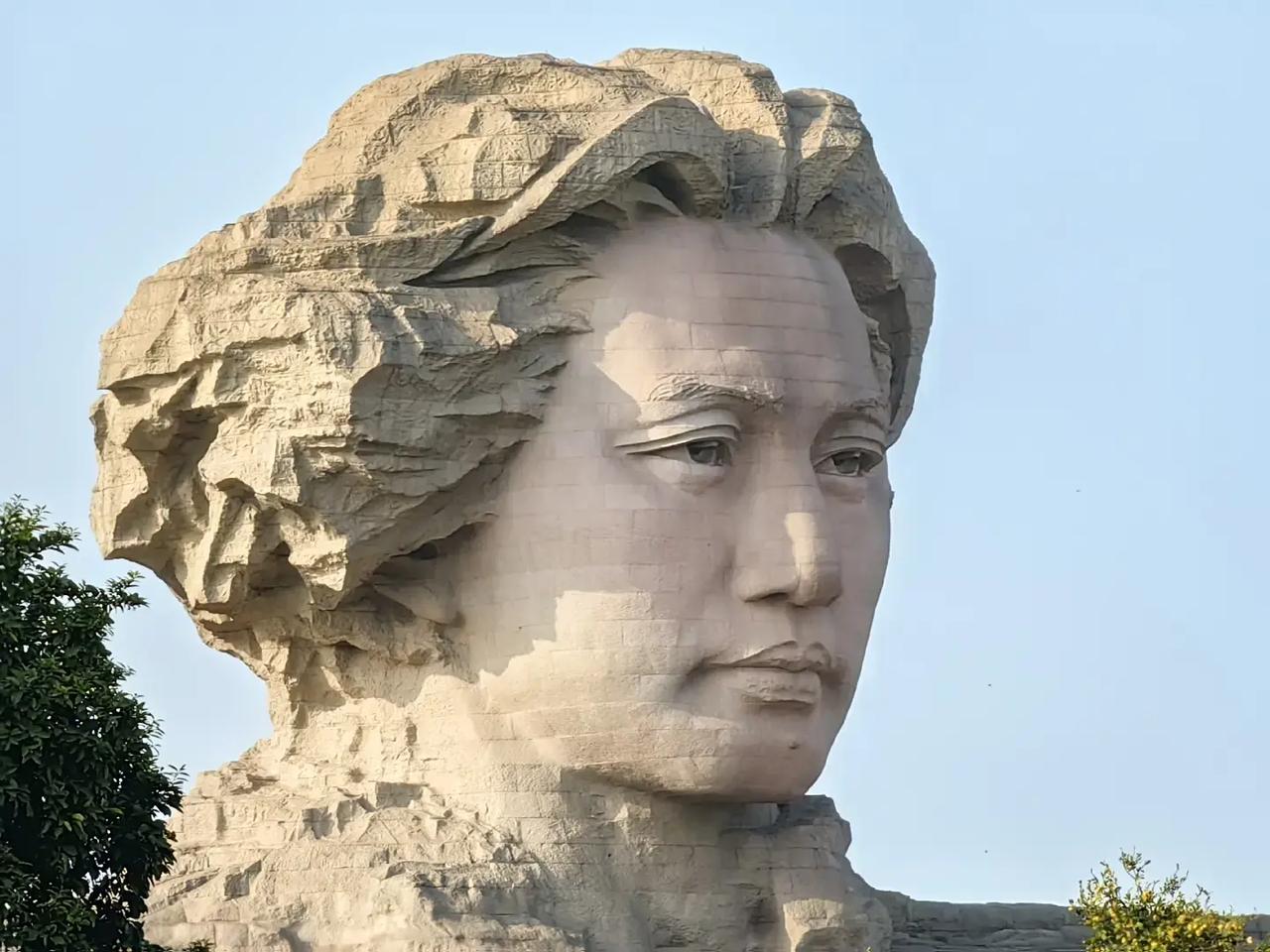 《民心所向，敬仰不忘》


有人不想让我们崇拜
我们却偏要崇拜
有人见不得我们怀