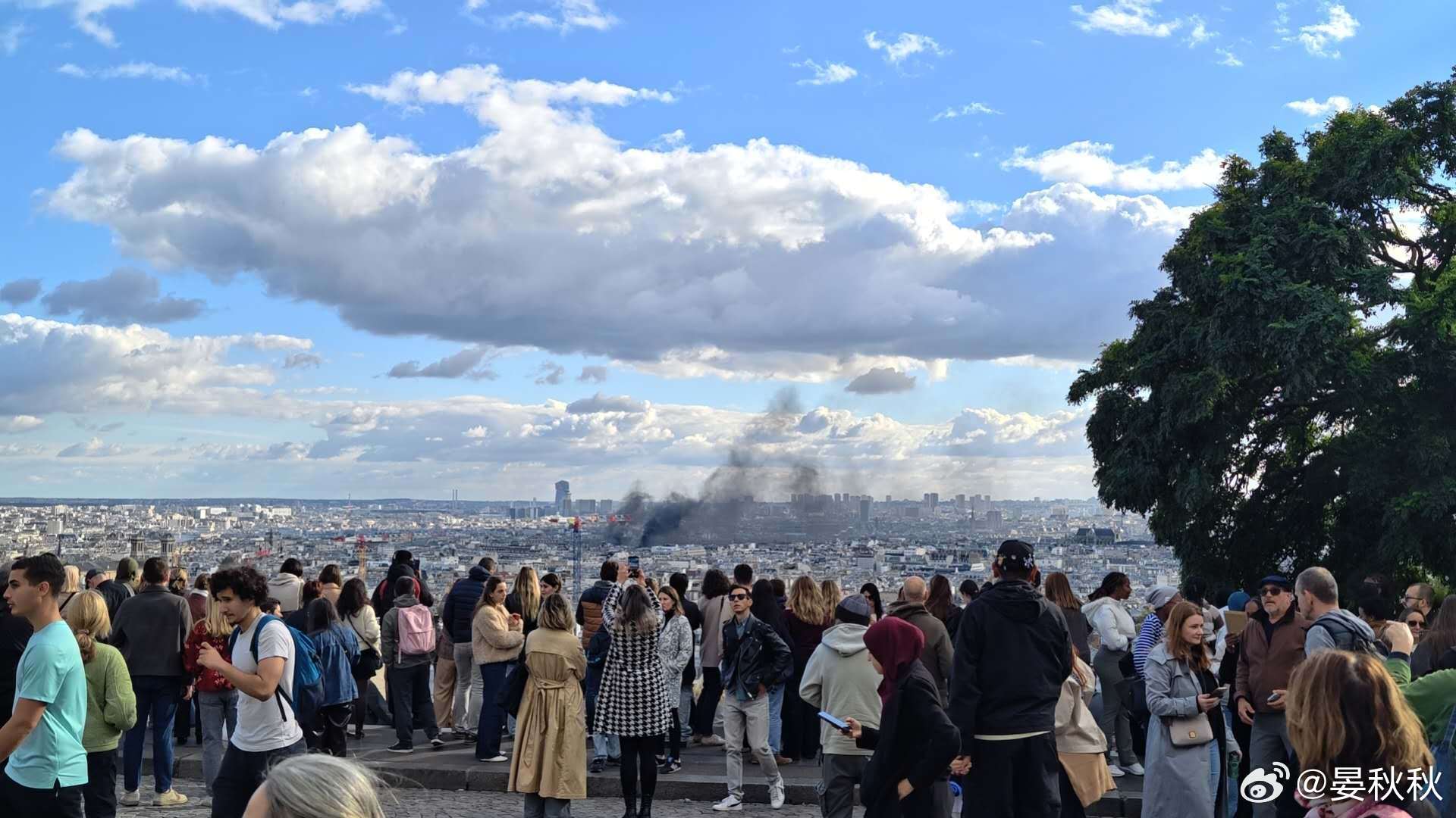 巴黎大逃亡我从来没想过，会在巴黎尝到催泪瓦斯的味道。昨天下午，我还在巴黎蒙马特高