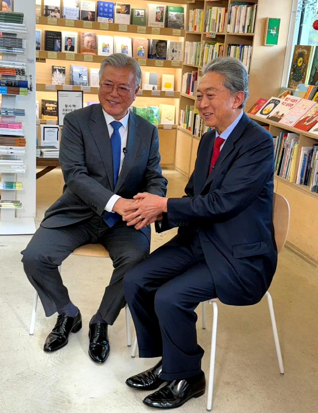 鸠山由纪夫到平山书店拜访了文在寅