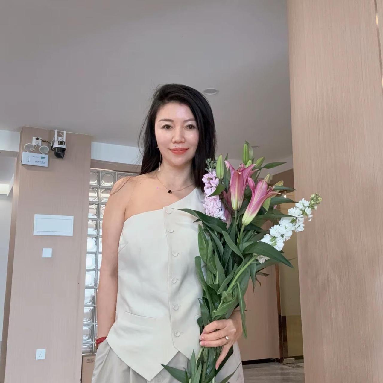 做自己的女王，不卑不亢，光芒万丈。