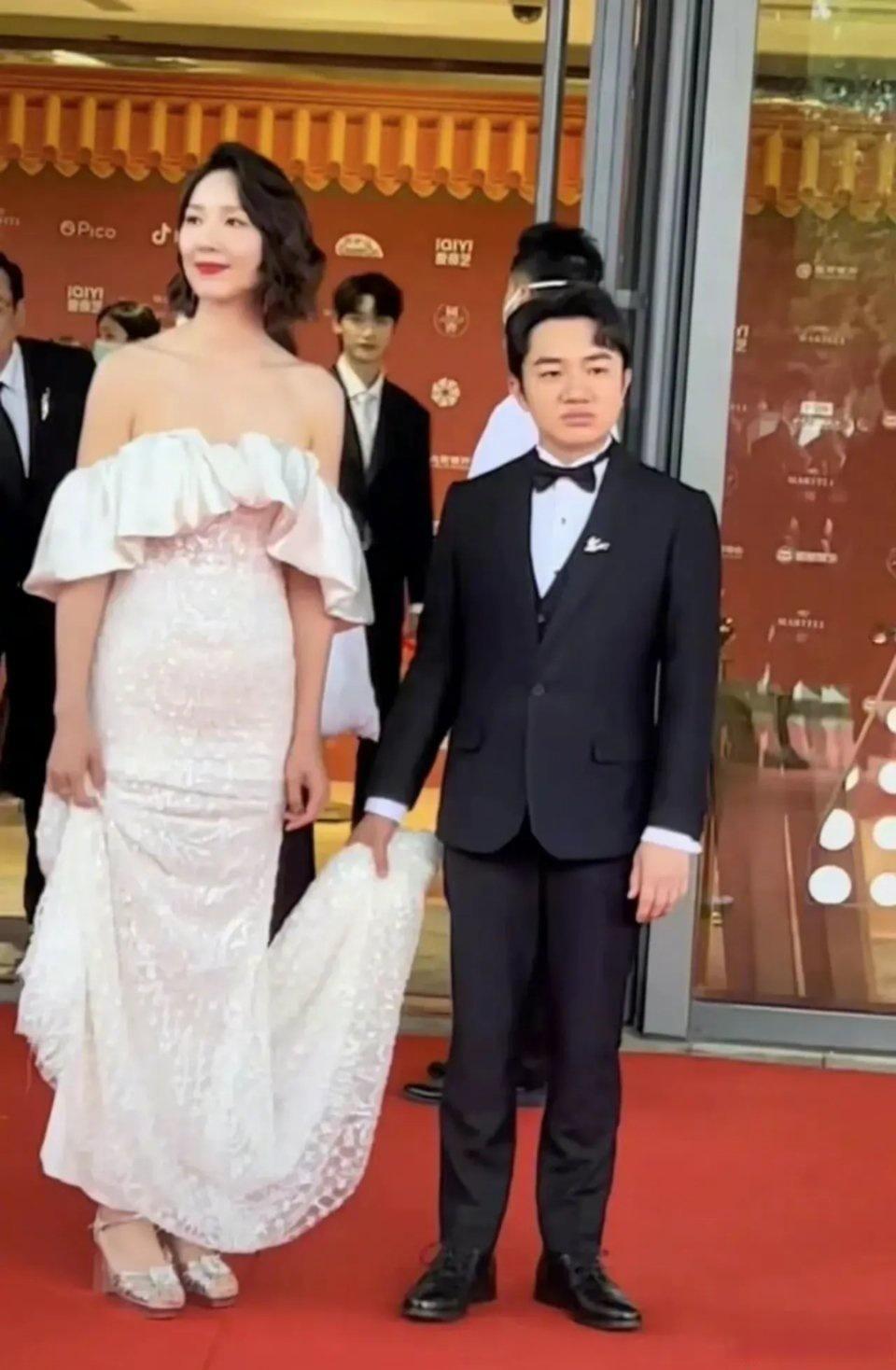 2010年，当175的选美冠军李亚男决定嫁给163的王祖蓝时，父母大骂：“中国是