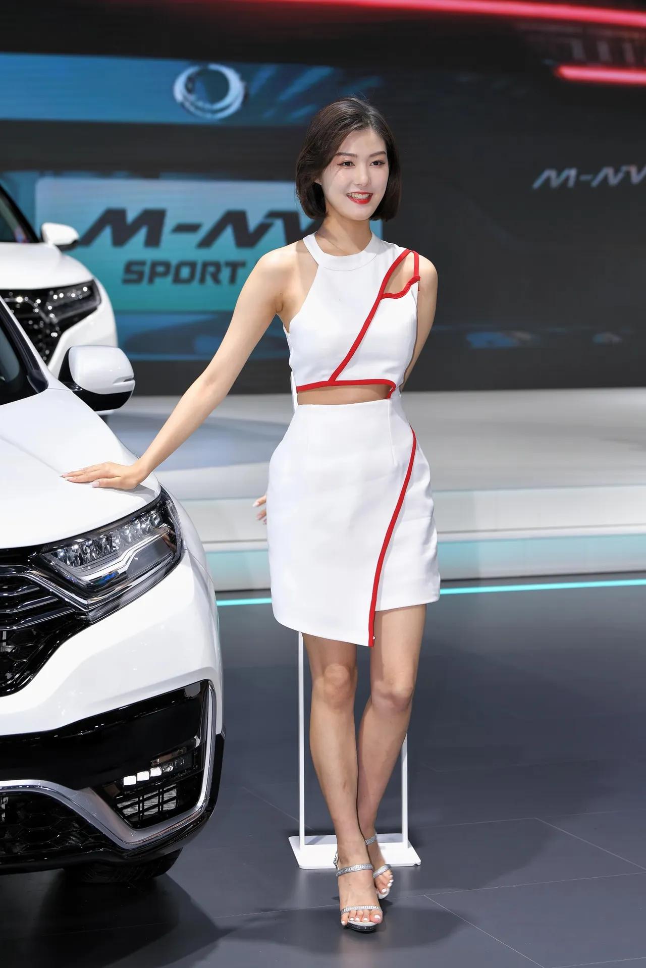 时尚穿搭指南：白色连衣裙搭配运动车，完美演绎都市女性风范！程儿[点亮平安灯]