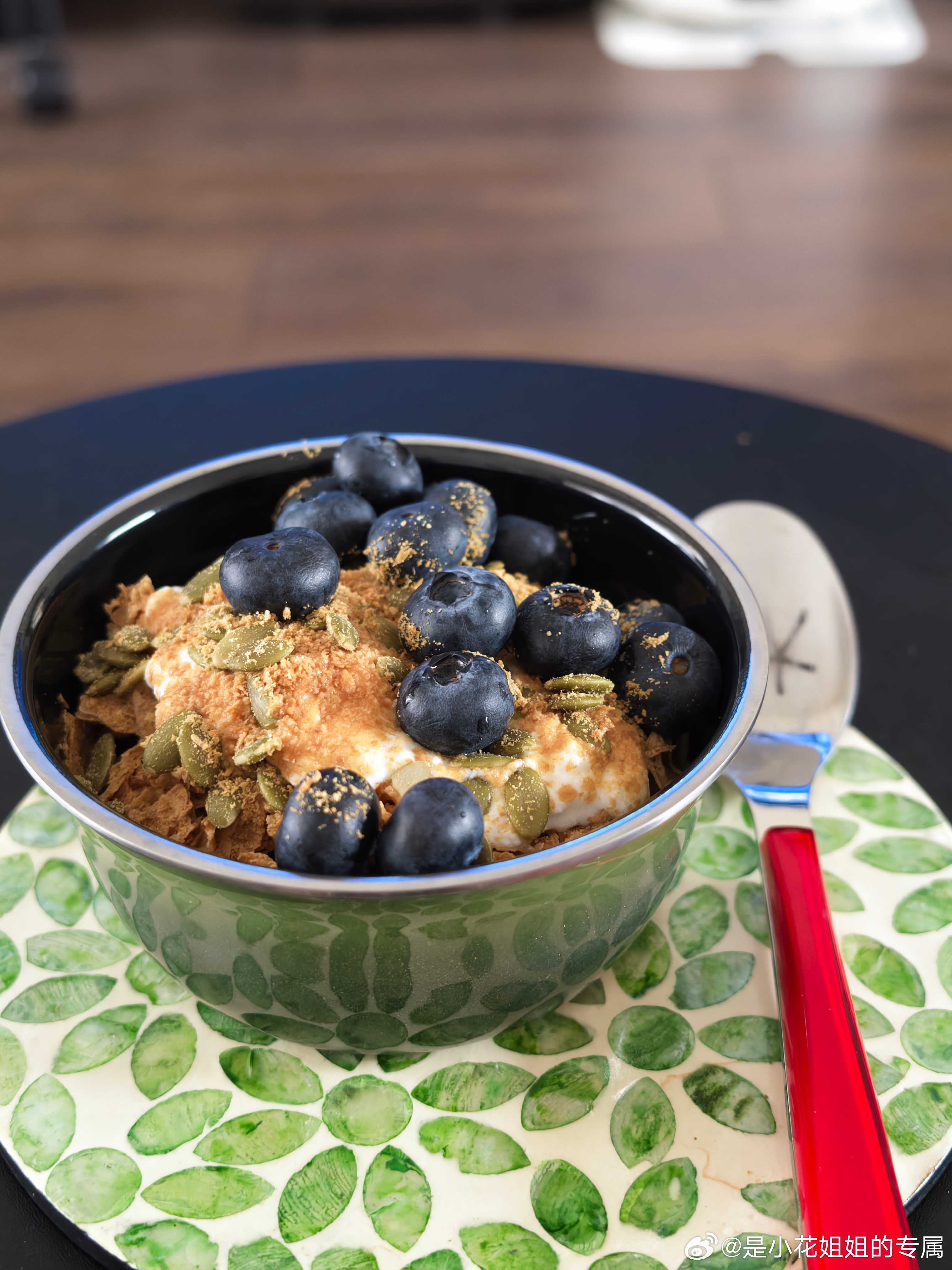 今日早餐燕麦脆+blueberry+yogurt 生活手记是小花姐姐的专属早餐打