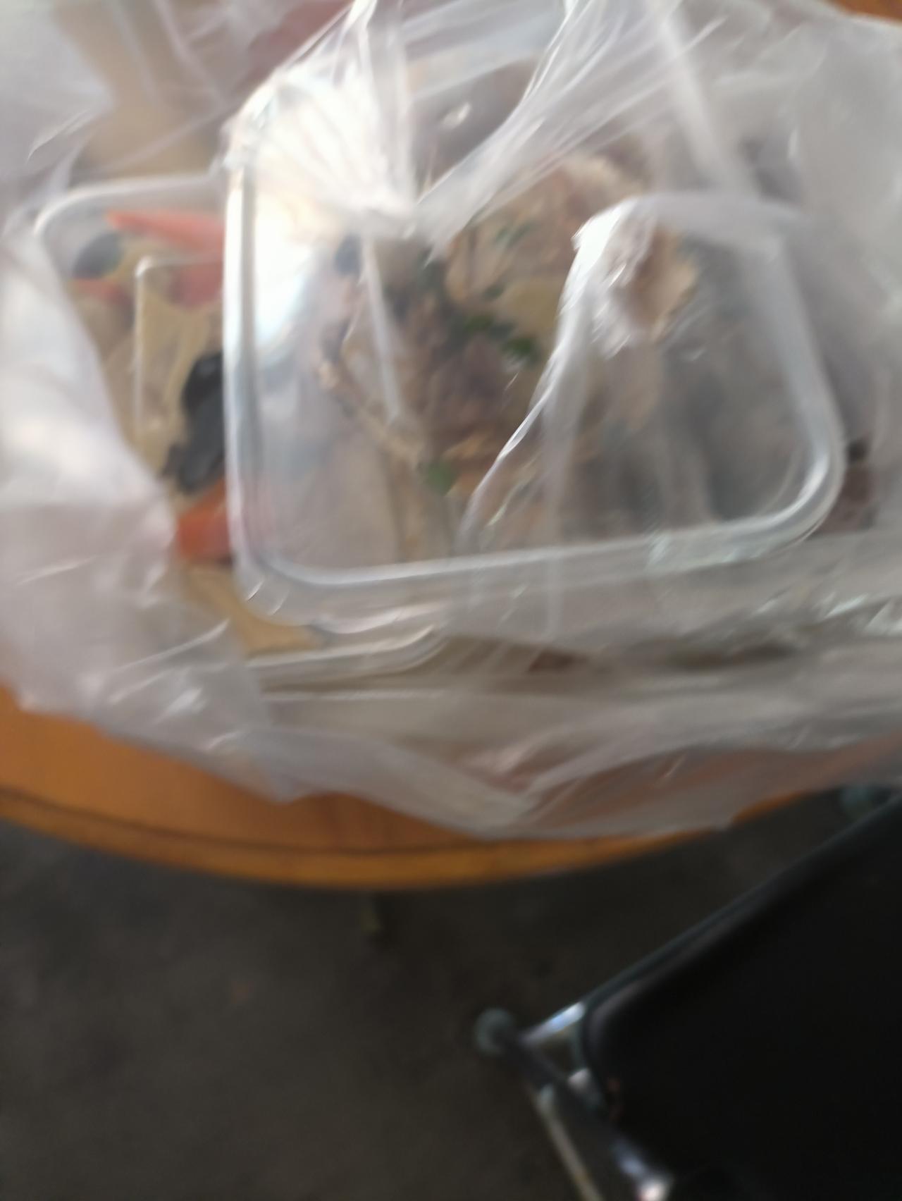 我在淄博饭店便民大食堂的幸福周末生活。
银耳红枣汤一份12元。香煎青鱼一条7元。