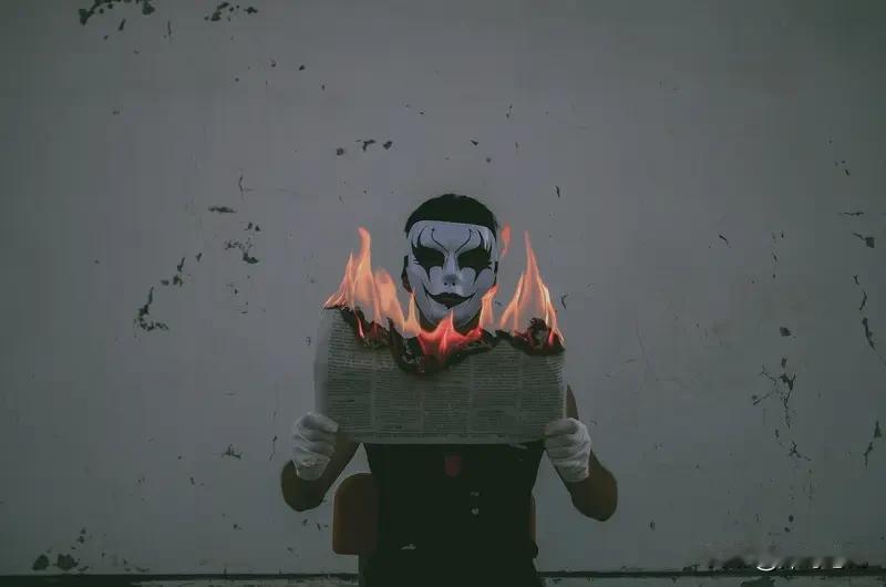 随着牢A的爆火，留学的光环算是彻底碎了一地。曾经的“留学生”这样一个金字招牌，如