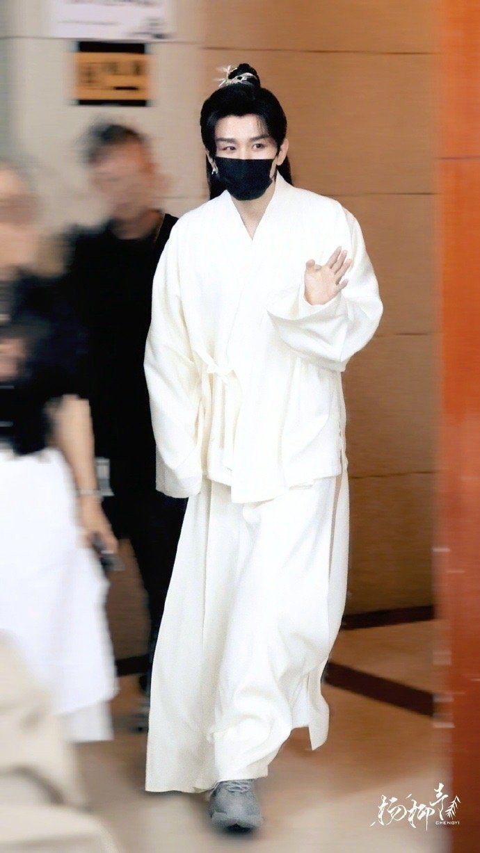 成毅《赴山海》出妆造型饭拍路透 ​​​