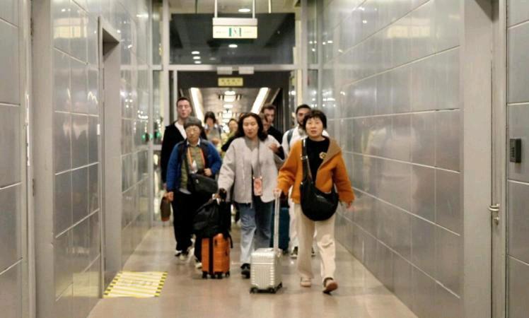 70余名滞留中东的台湾民众3月10日抵达上海，并将在同日搭乘航班返台。
搭载这7