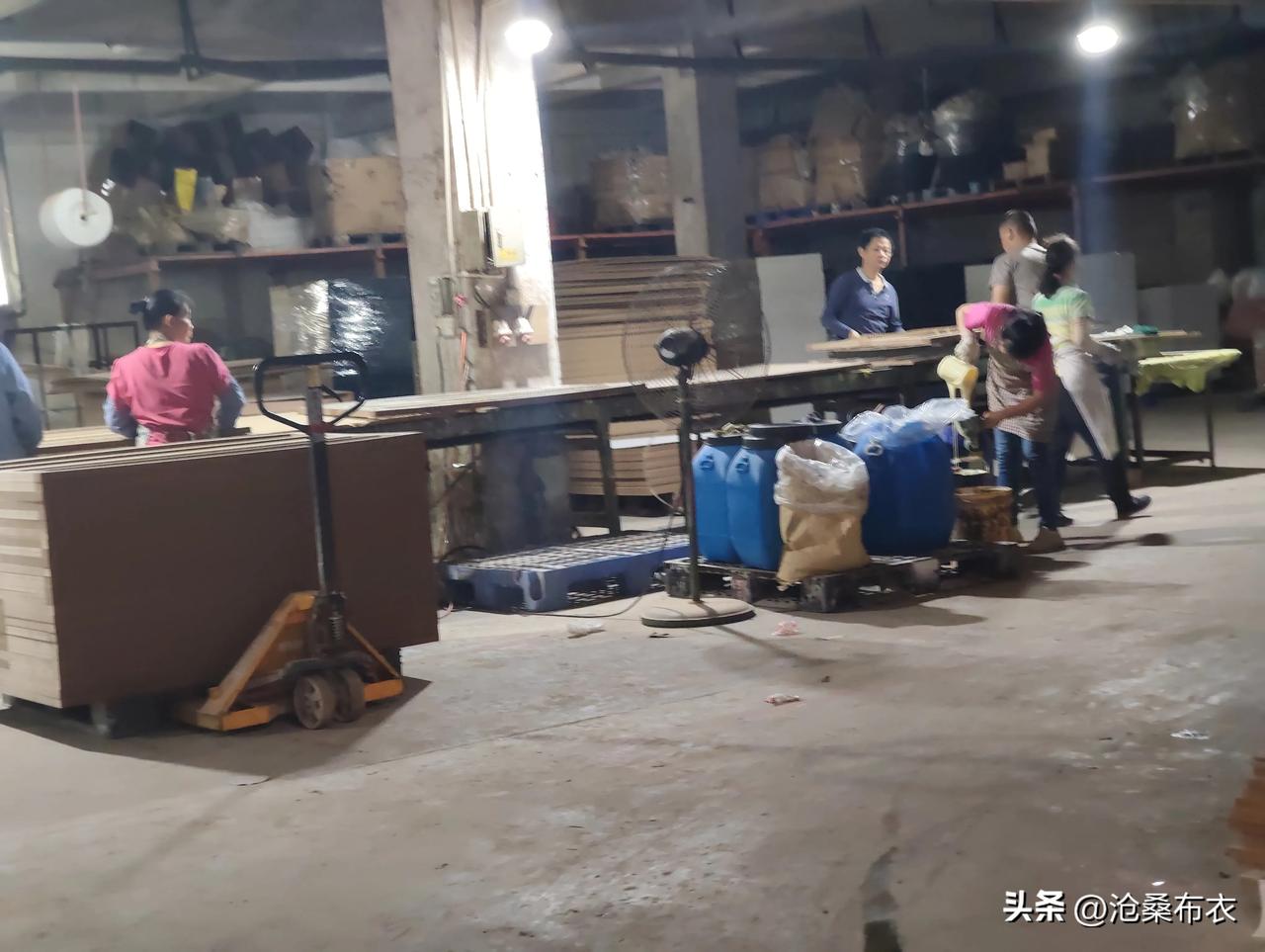 记录我的2026工厂里，沙发厂员工工资高，没事了到木工厂帮忙，木工厂工资低，木工