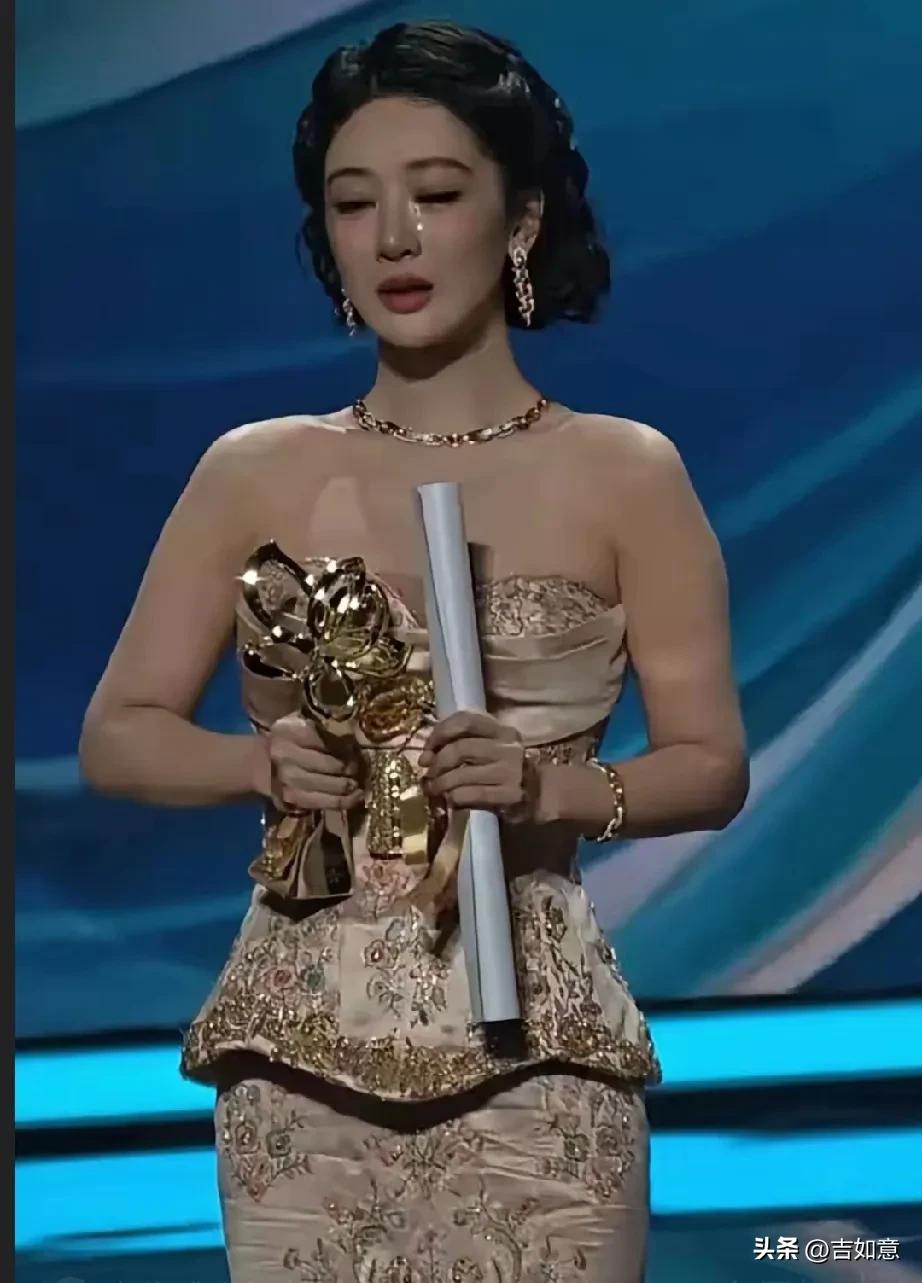 杨紫从童星一路走到现在，着实不易。当年《家有儿女》里的夏雪，是国民闺女，人见人爱