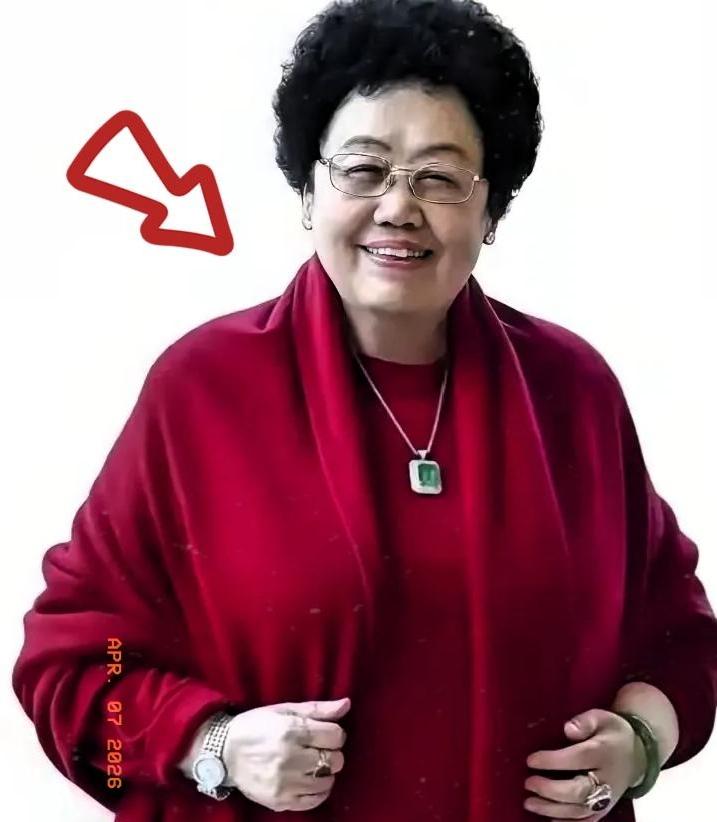 她这一辈子活得极其透彻。出身落魄却能在香港地产界搏出千亿身家，在那个女性创业极难